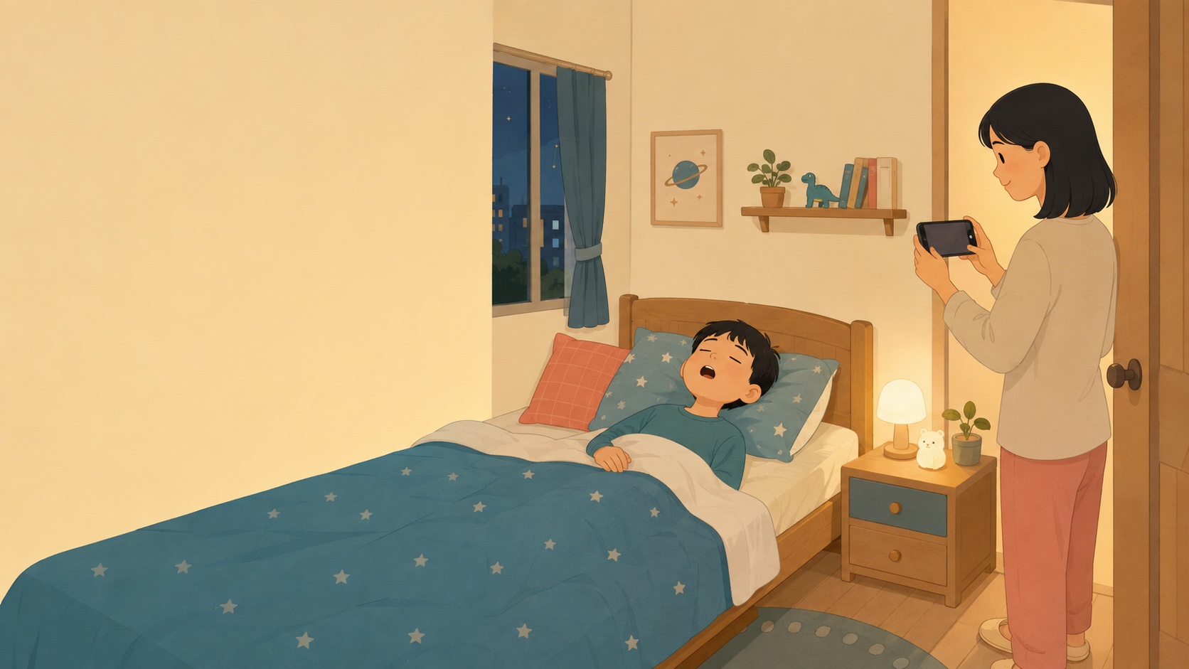 夜晚兒童房裡，八歲男孩仰躺熟睡、嘴巴微張打呼，媽媽站在門口用手機錄下孩子的睡眠呼吸聲，準備帶到門診給兒科睡眠專科醫師評估